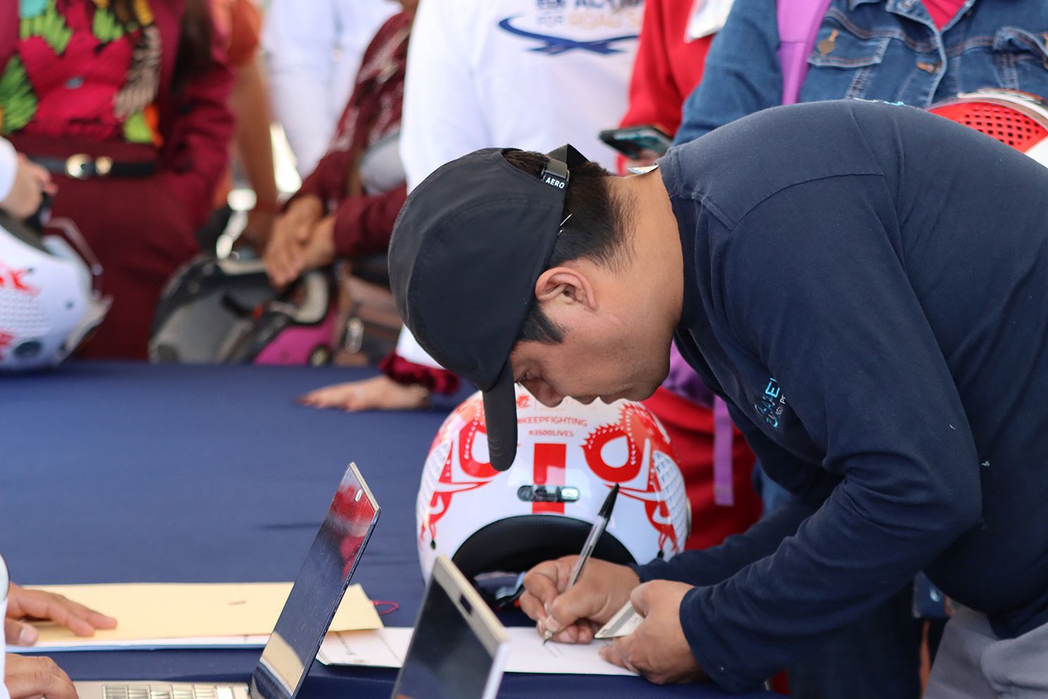 Impulsan en San Pedro Cholula movilidad segura con entrega de cascos a motociclistas