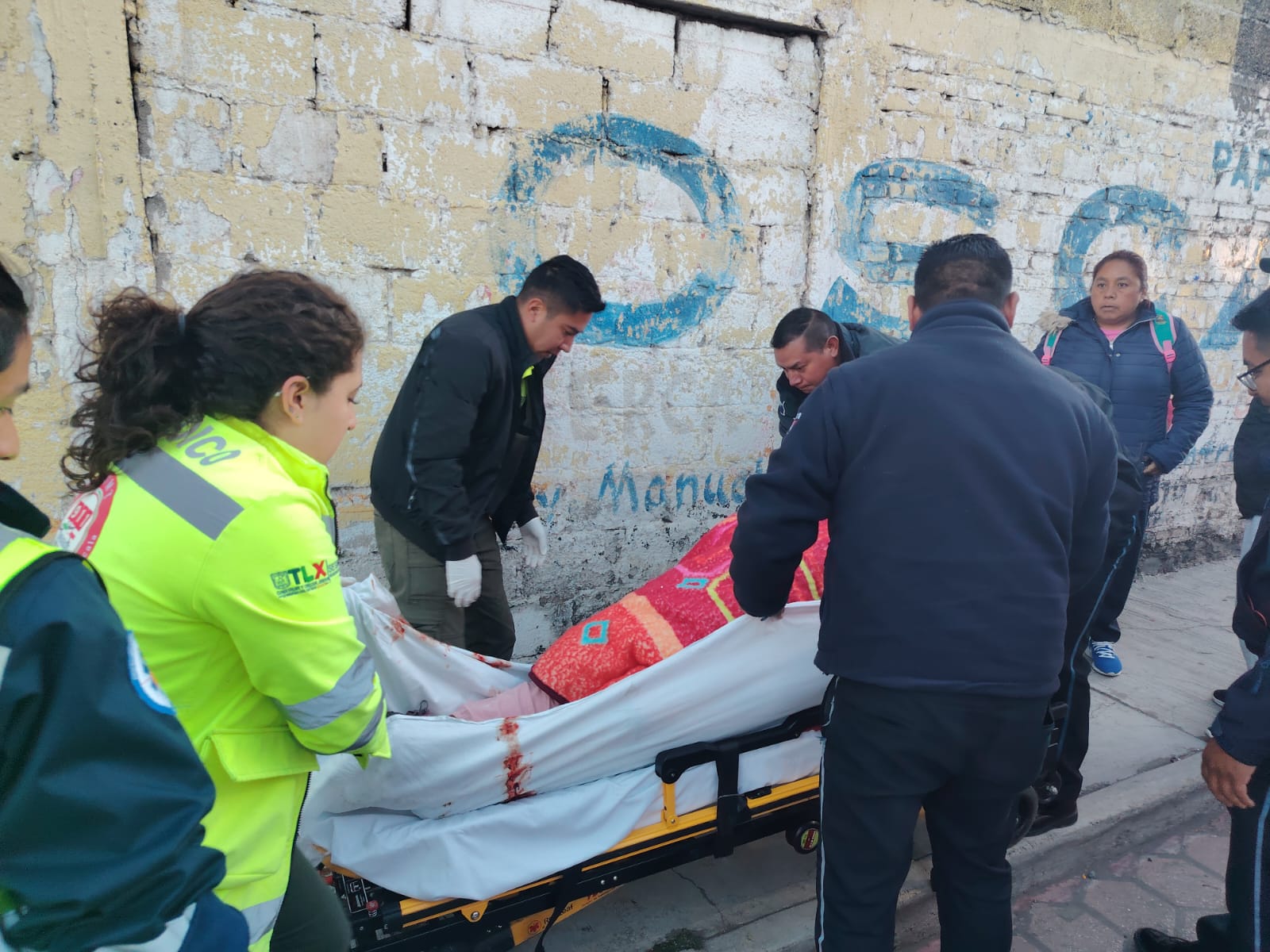 Policías auxilian en parto y reciben a un pequeño varón, en Chiautempan 