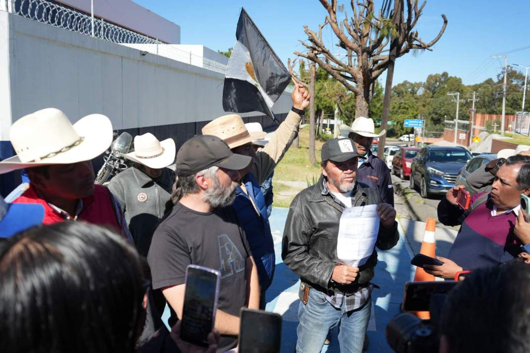 Campesinos tlaxcaltecas defienden su causa ante la FGR por bloqueos