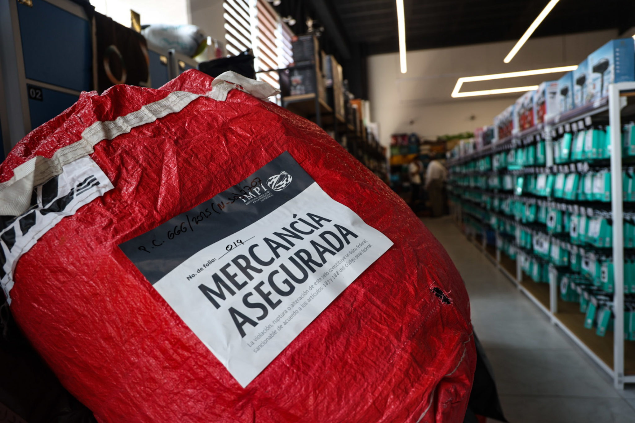 Clausuran 18 tiendas chinas en Puebla por operar fuera de la ley