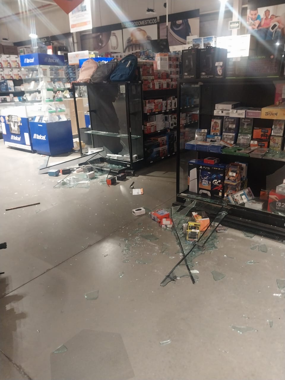 Sujetos desconocidos irrumpen y saquean Chedraui Apizaco; vigilancia privada no actuó