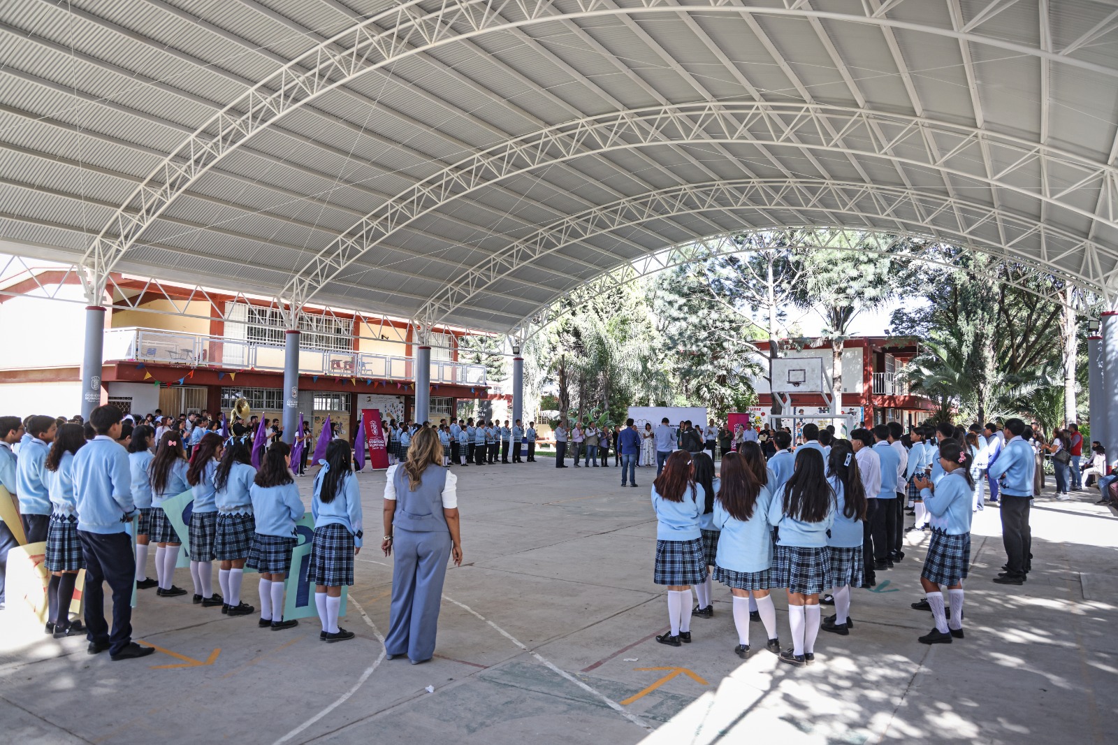 Omar Muñoz entrega arco techo del “Bachillerato Octavio Paz”