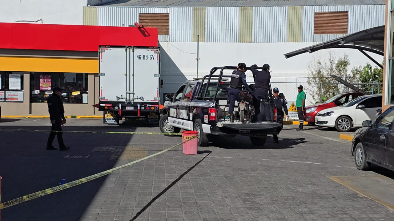 Empleados y ciudadanos someten a asaltantes de gasolinera, en Tlaltelulco