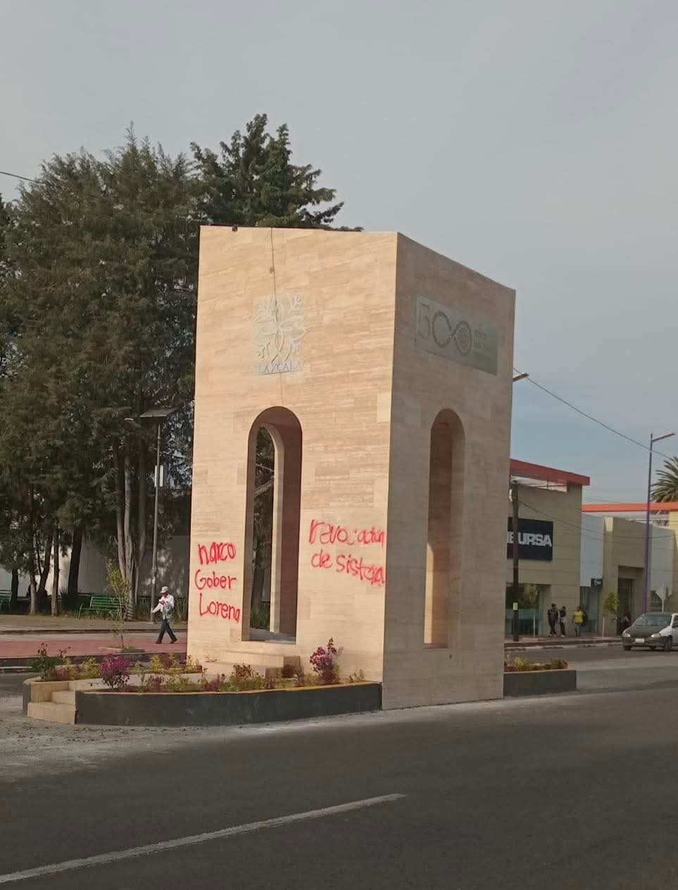 "10 millones esta mad...": vandalizan Cápsula del Tiempo con mensajes contra Gobernadora