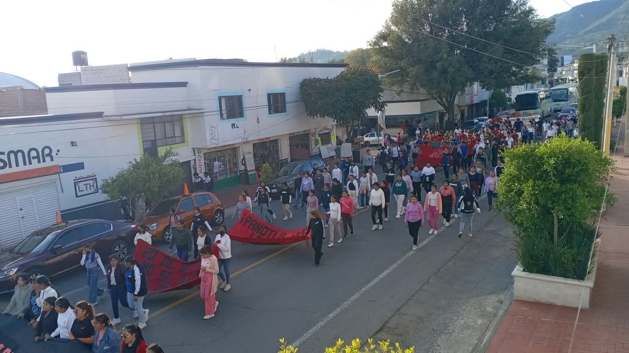 Marcha pacífica de normalistas paraliza a la capital