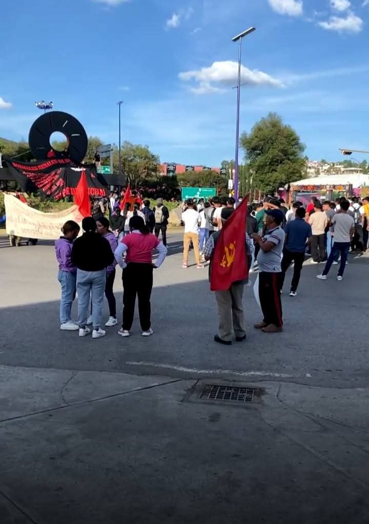 Marcha pacífica de normalistas paraliza a la capital