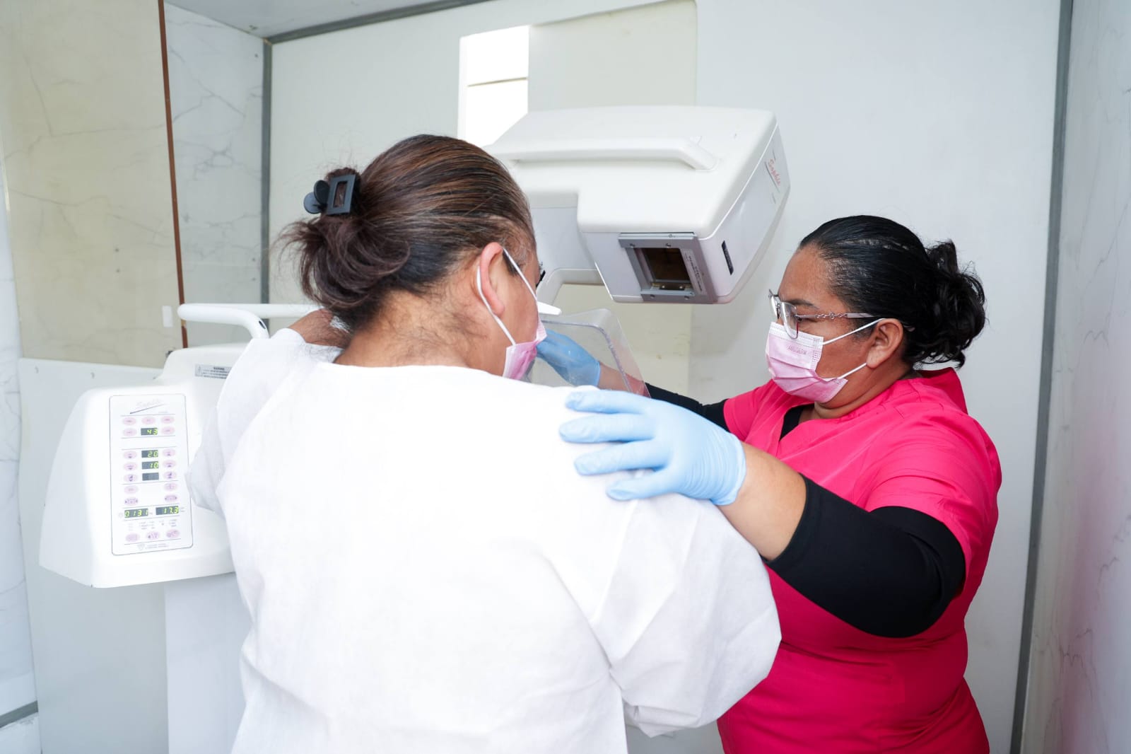 San Andrés Cholula se ilumina de rosa en el Día Internacional de la Lucha contra el Cáncer de Mama