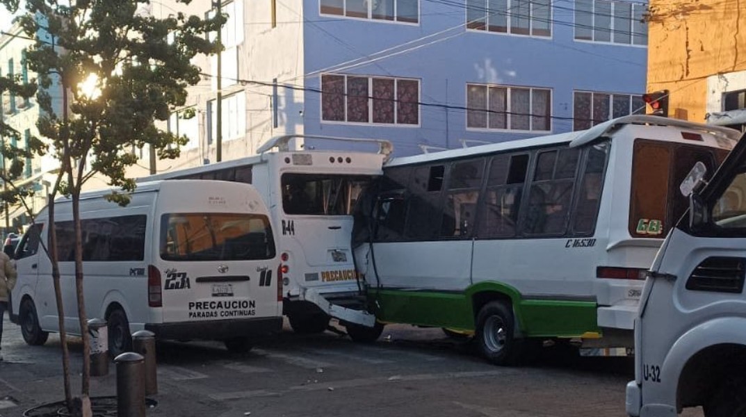 Choque entre rutas del transporte público provoca caos vial