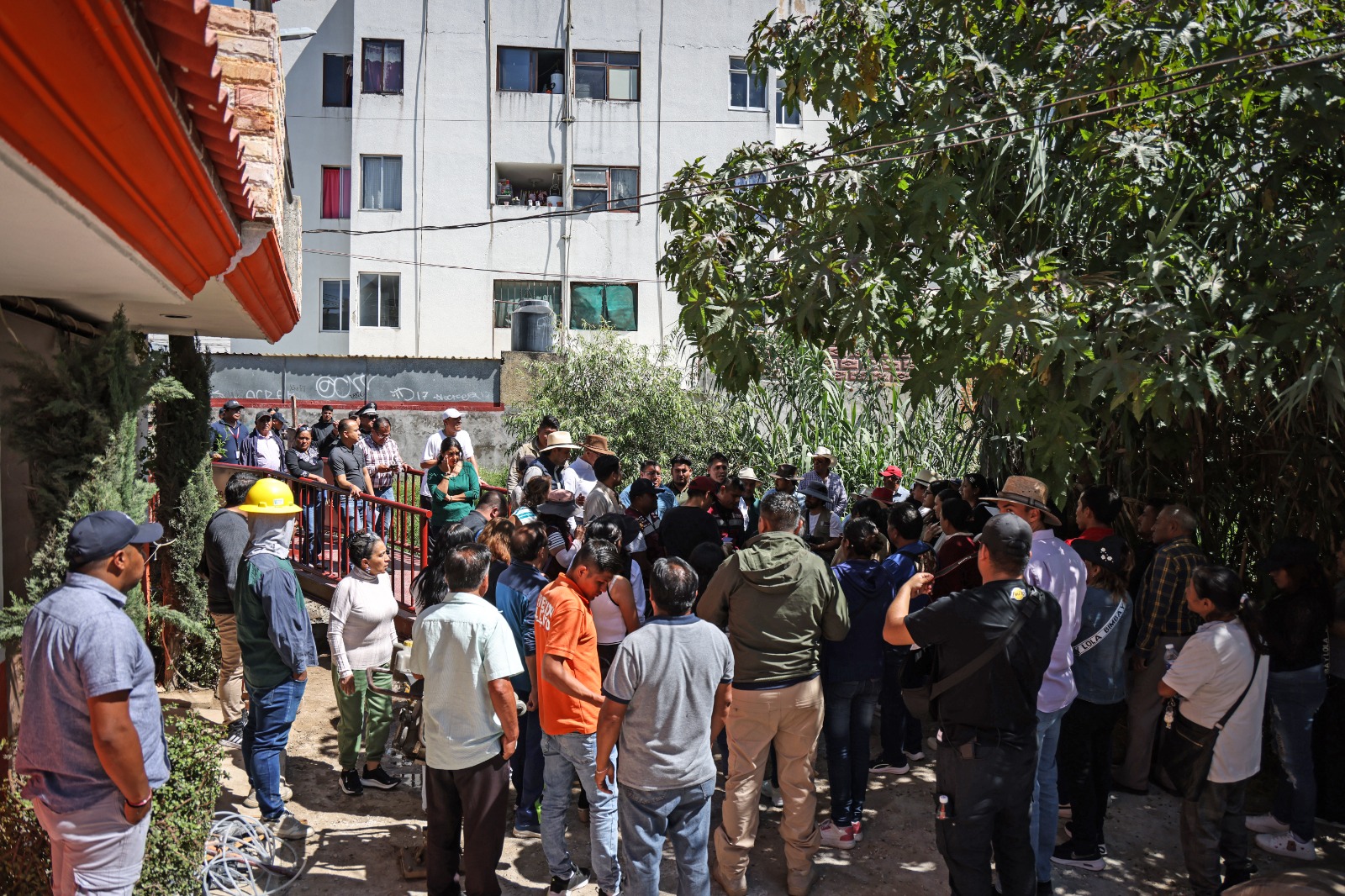 Omar Muñoz entrega puente peatonal en VW 2 para brindar seguridad a las familias