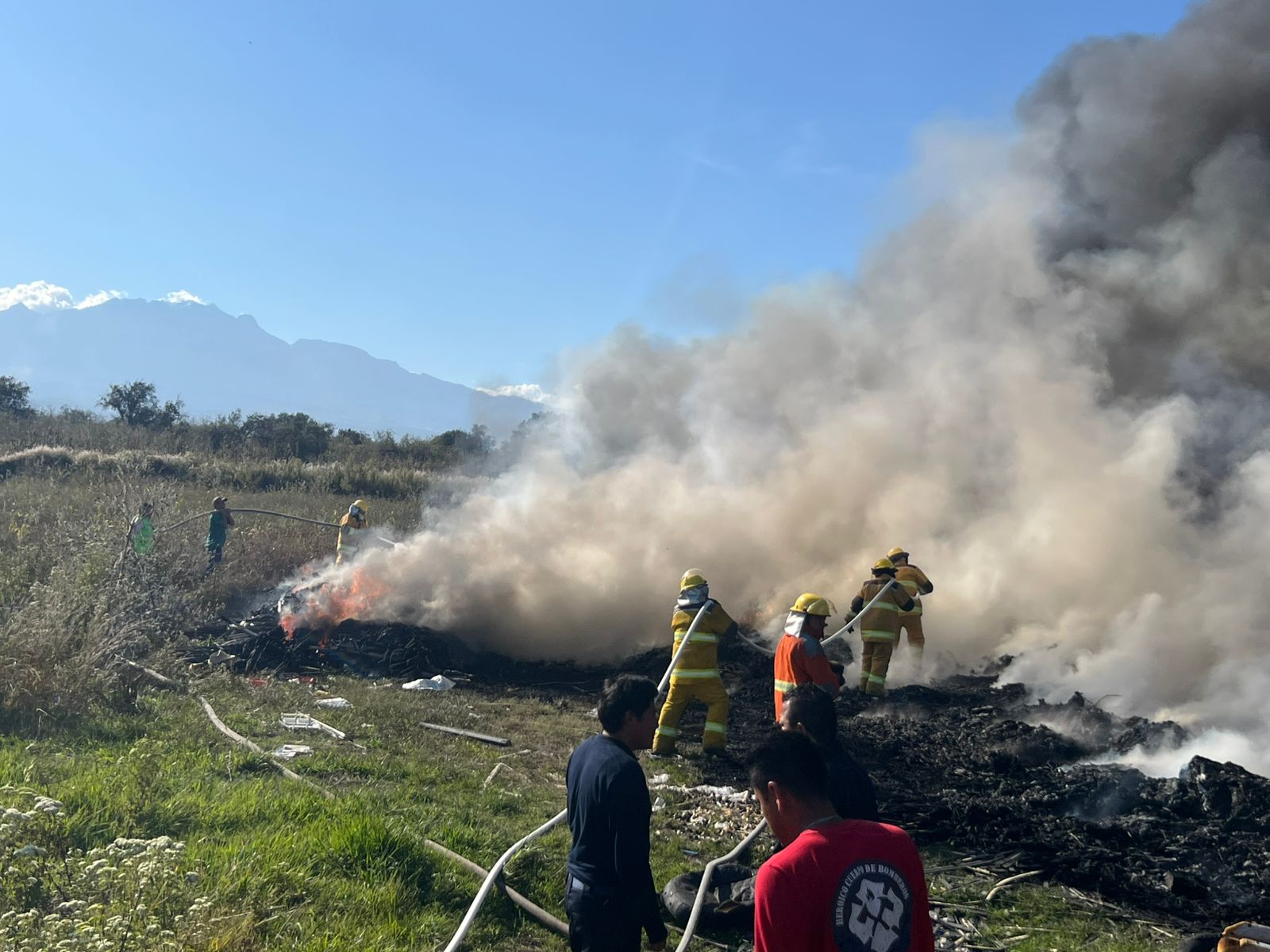 Bomberos controlan incendio de basura en campo de cultivo en Coronango