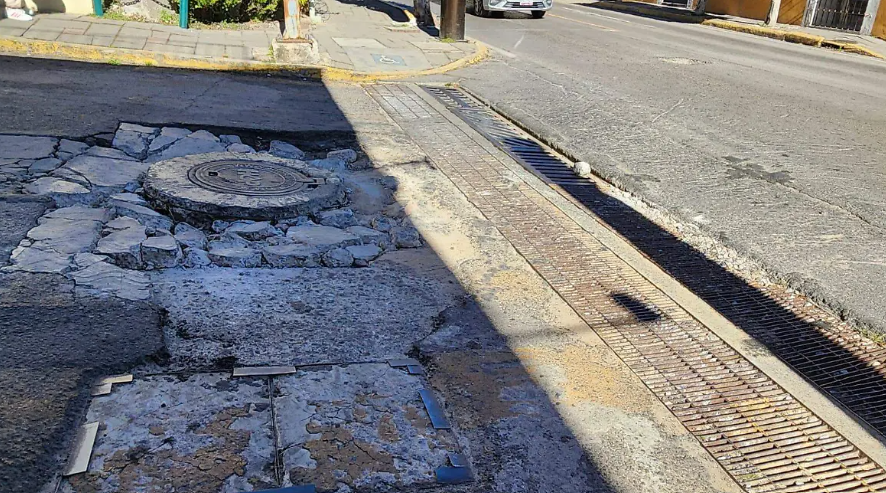 Hundimientos y baches en calle Porfirio Díaz afectan la circulación en Tlaxcala