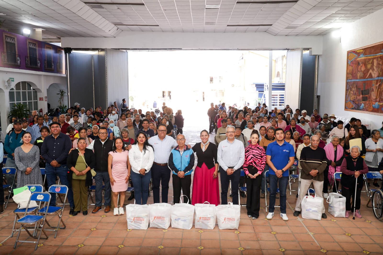 Entrega Lupita Cuautle apoyos alimentarios en colaboración con Industrias Bachoco