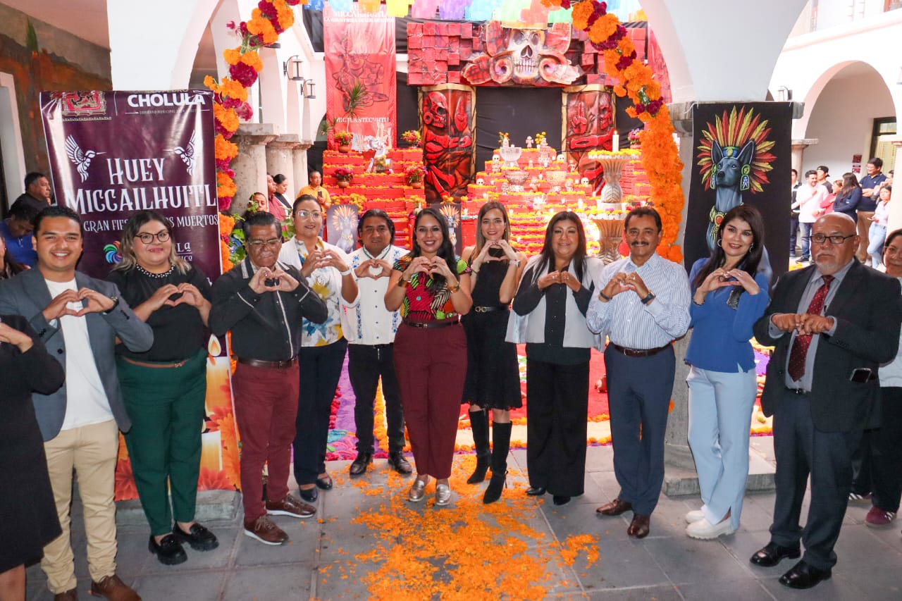 San Pedro Cholula honra a sus ancestros con una Ofrenda Monumental dedicada a las víctimas de la historia y del olvido