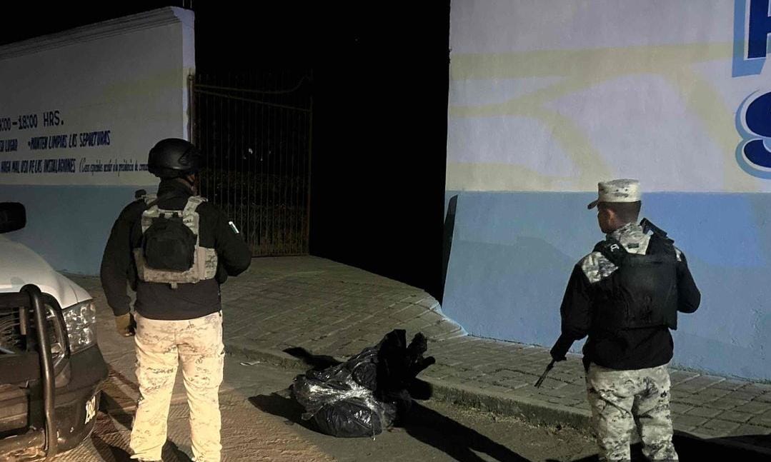 Hallan cadáver embolsado frente al panteón de San Rafael Tenanyecac, en Nativitas