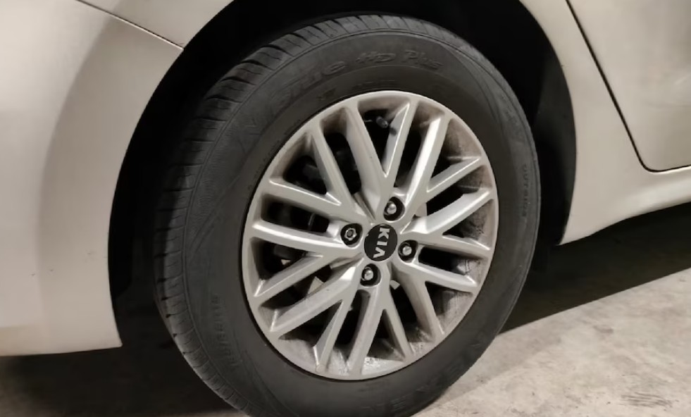 Por qué colocar las llantas nuevas en el eje trasero