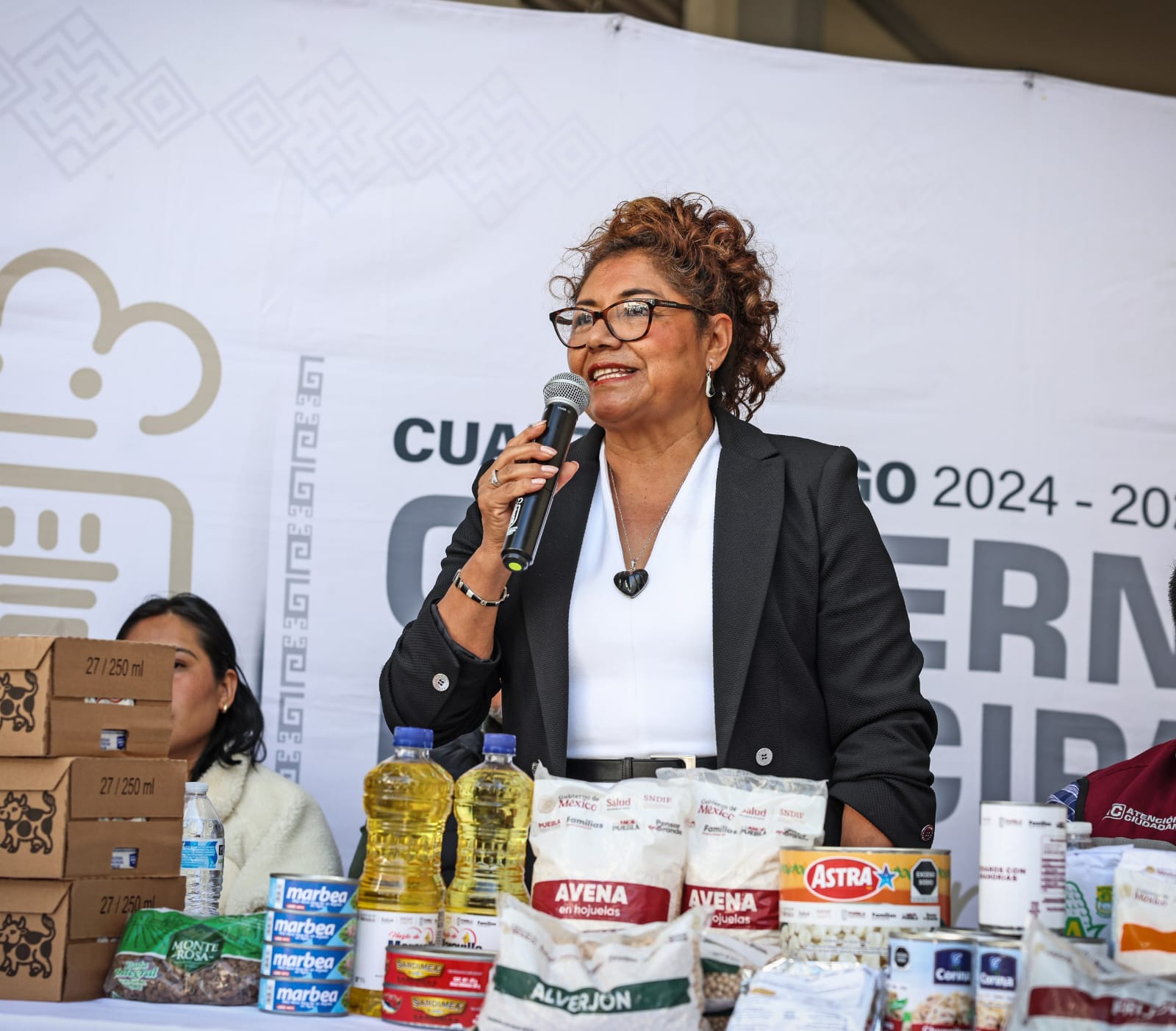 Omar Muñoz y Tere Alfaro entregan insumos alimentarios a instituciones educativas