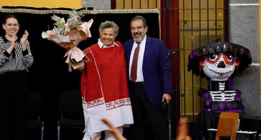 Beatriz Paredes recibe la presea Rosete Aranda en el FITTRA 2025 de Tlaxcala