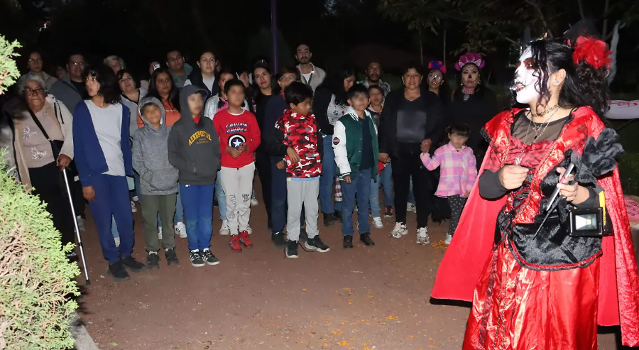 Caminata nocturna en Tlaxcala une tradición del Día de Muertos y educación ambiental