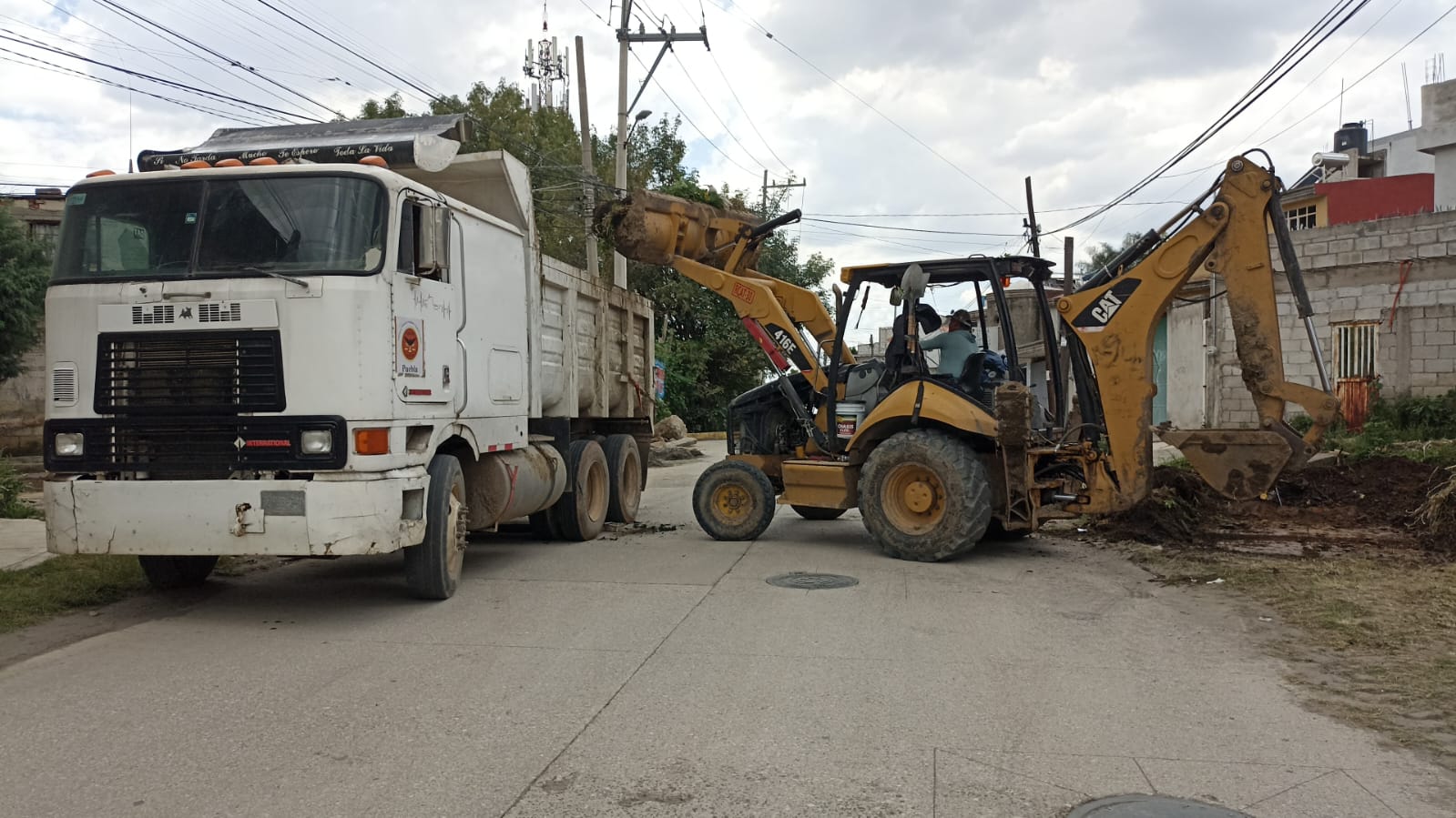 Omar Muñoz atiende afectaciones por lluvias en Sanctorum; retiran escombros en San Miguel Apetlachica