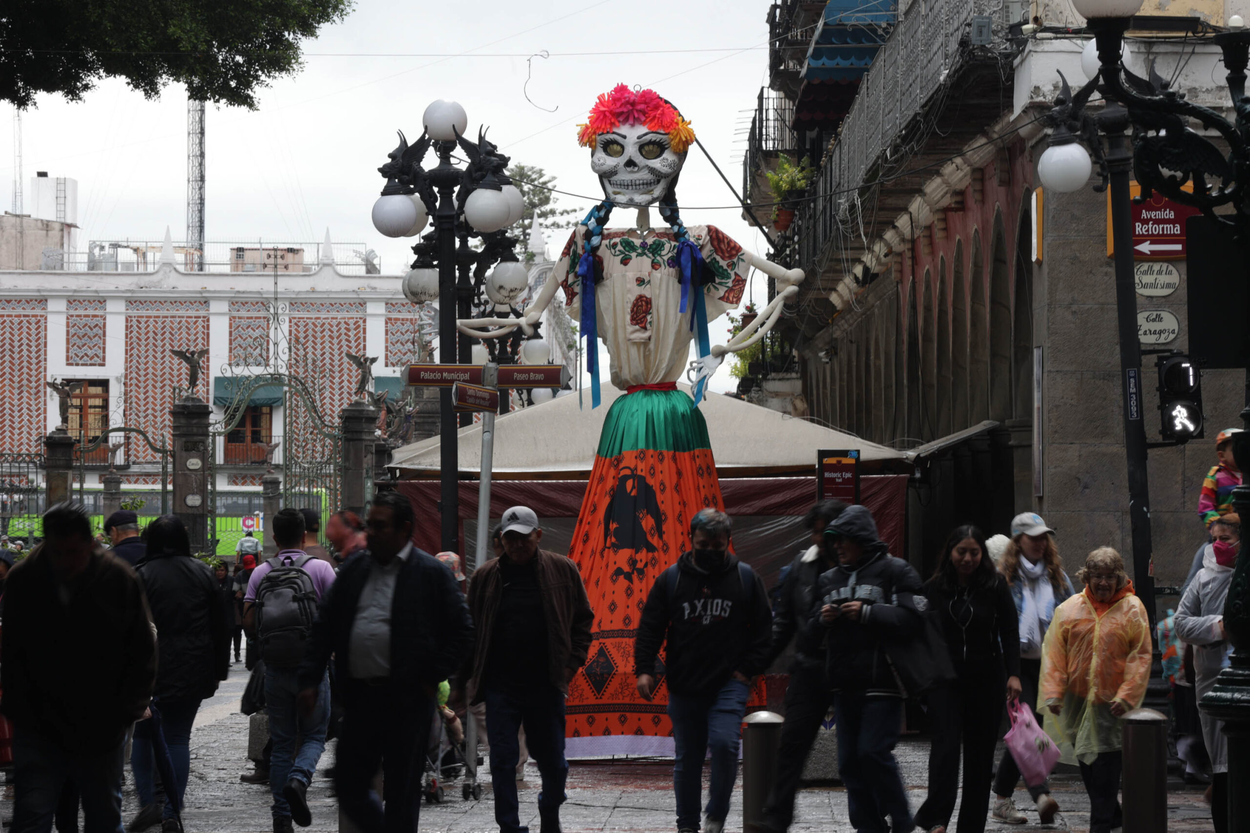 Puebla lanza licitación para montaje de decoración monumental del Día de Muertos en el Centro Histórico