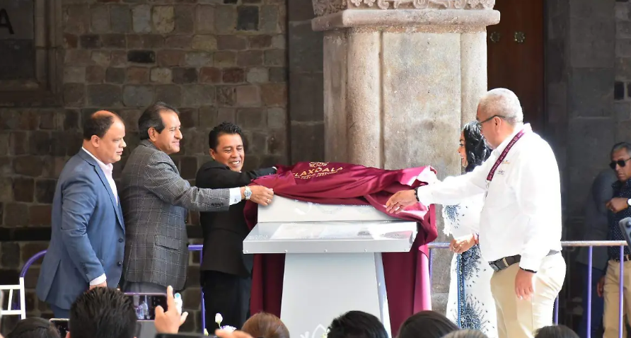 Tlaxcala revive su historia con tótems que muestran documentos centenarios