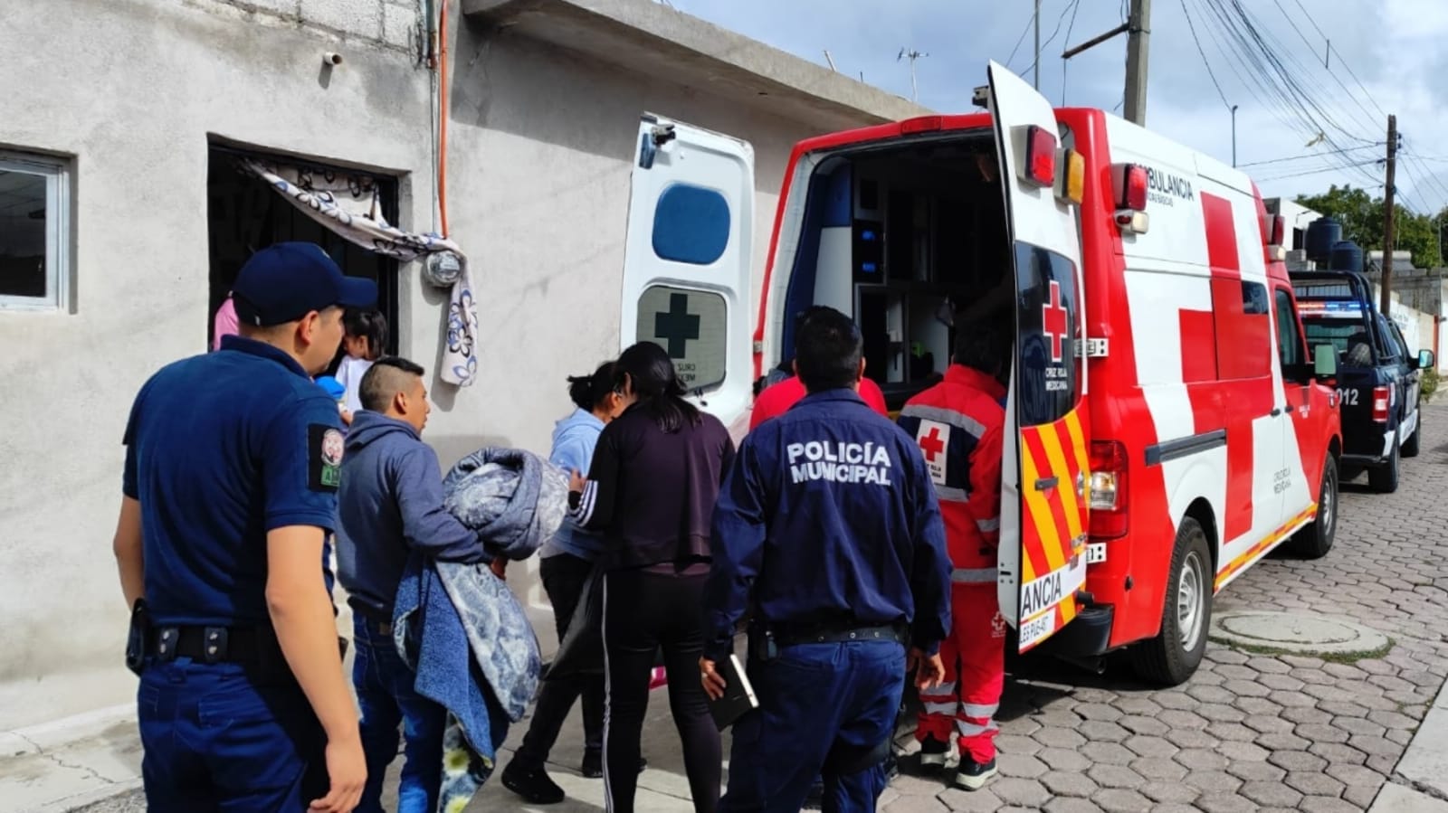Mujer da a luz en el baño de su domicilio, paramédicos la auxiliaron y trasladaron al hospital