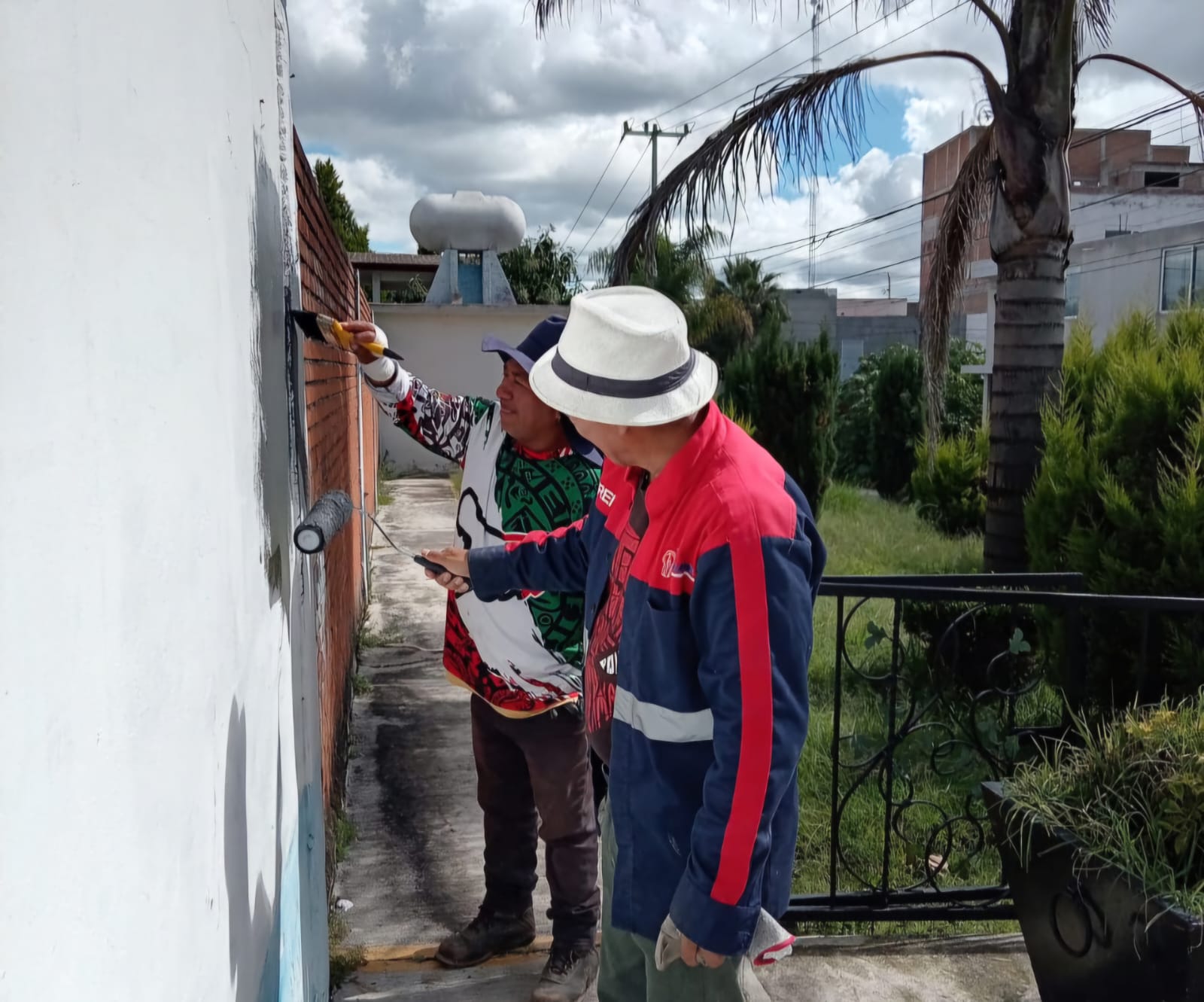 Realizan trabajos de mantenimiento en panteones de Cuautlancingo previo a la temporada de Día de Muertos 2025