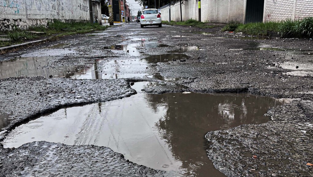 Ayuntamiento de Puebla evalúa inversión adicional para reparar calles severamente dañadas por baches
