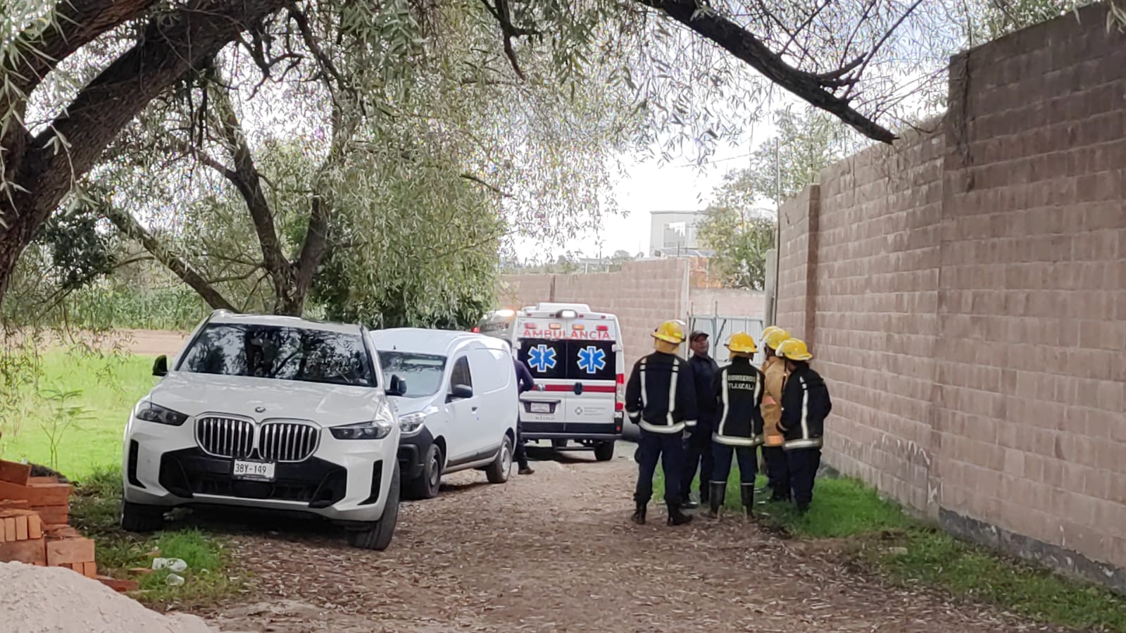 Sobrevive joven a deslave de tierra en obra de drenaje, en Ixtulco