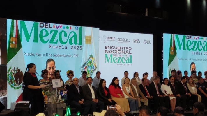 Proyectan aumentar producción de mezcal en Puebla a un millón de litros en 2026