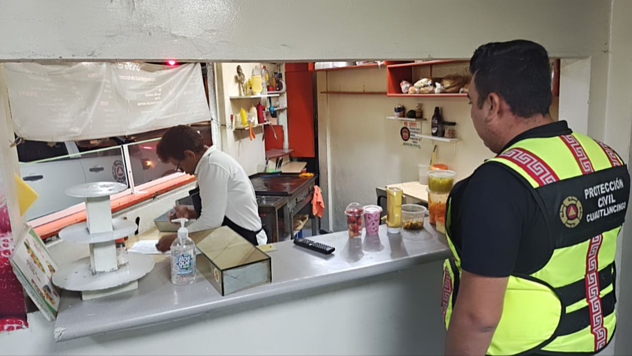 Supervisan establecimientos en San Lorenzo Almecatla para evitar venta de pirotecnia