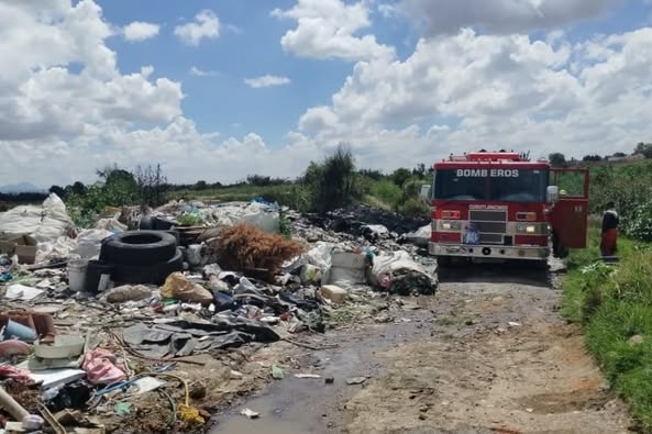 Controlado incendio en sitio de residuos en San Juan Tlautla gracias a la coordinación intermunicipal