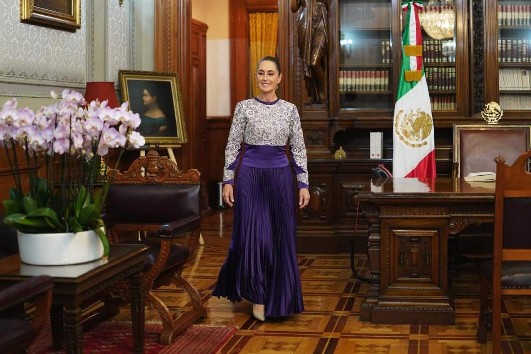 Artesana de Tlaxcala borda vestido que lució Claudia Sheinbaum en el Grito
