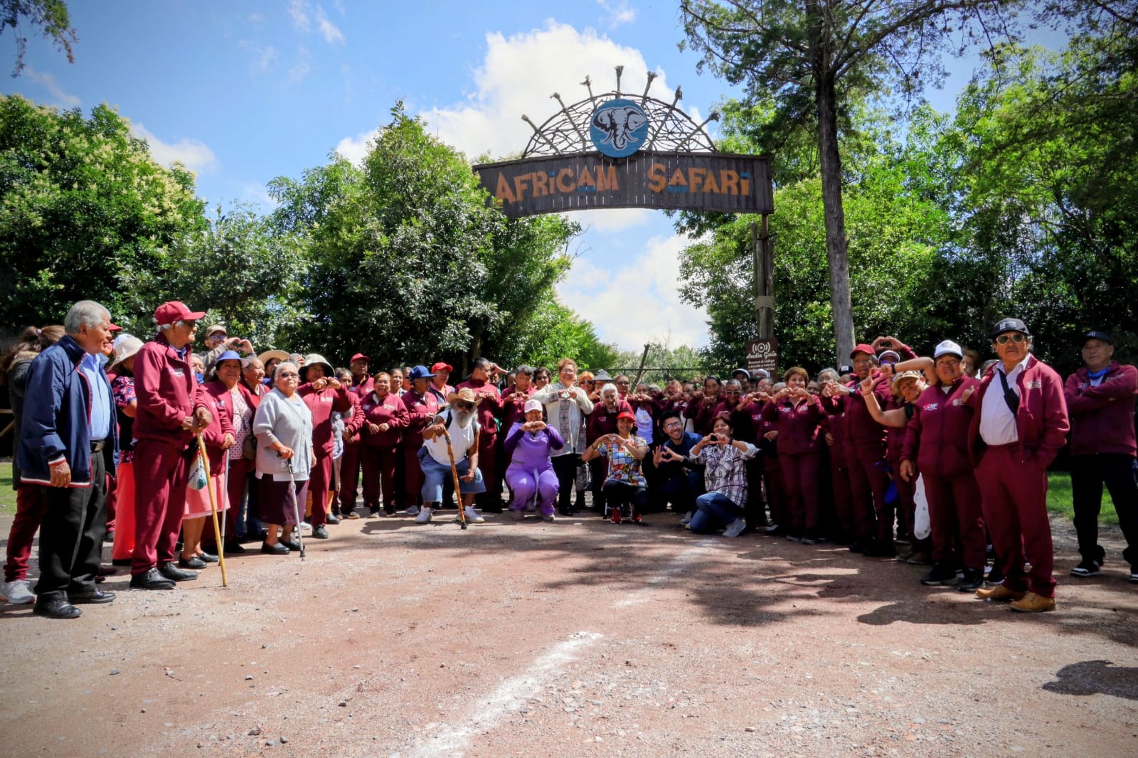 SMDIF Cuautlancingo lleva a Africam Safari a adultos mayores