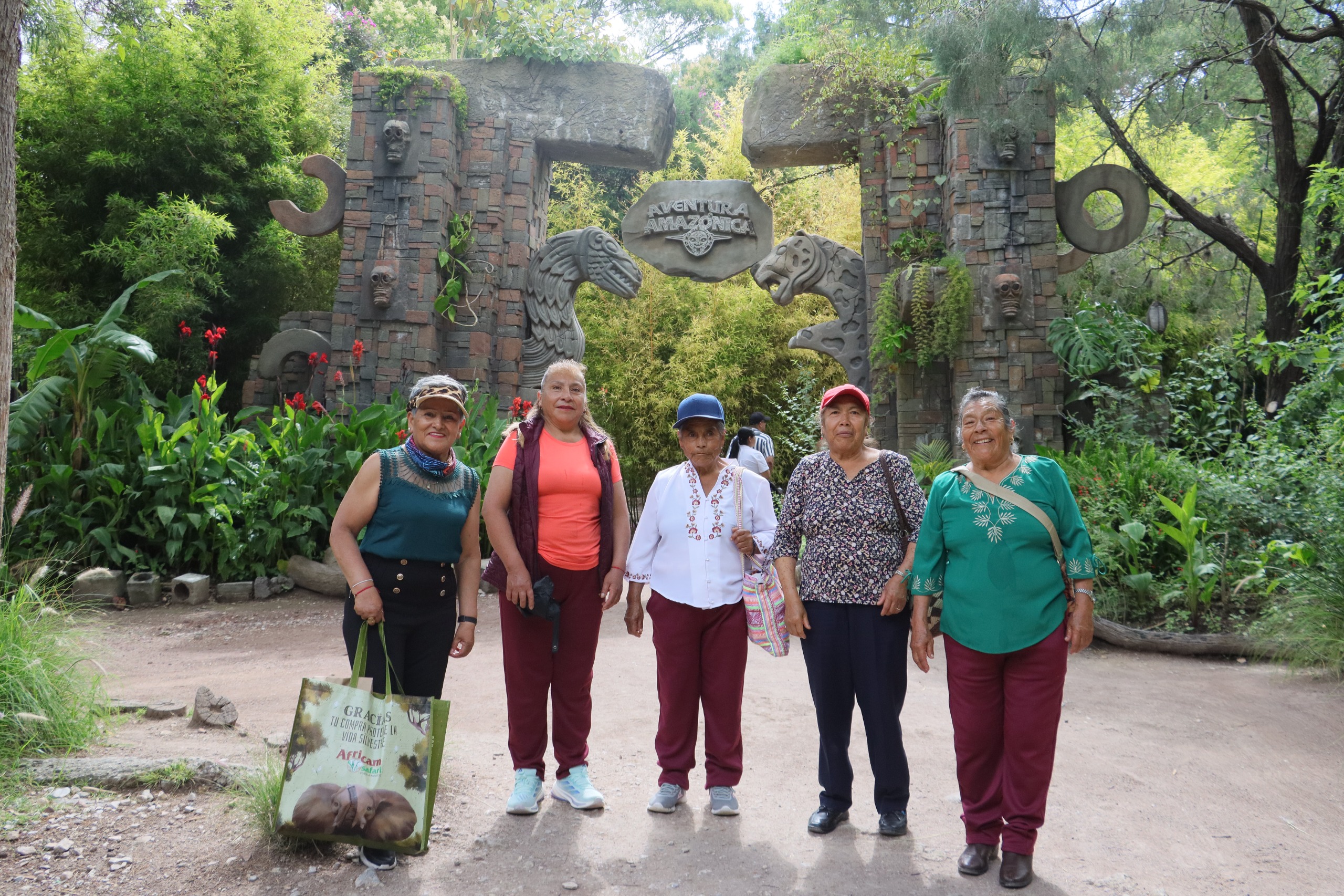 SMDIF Cuautlancingo lleva a Africam Safari a adultos mayores