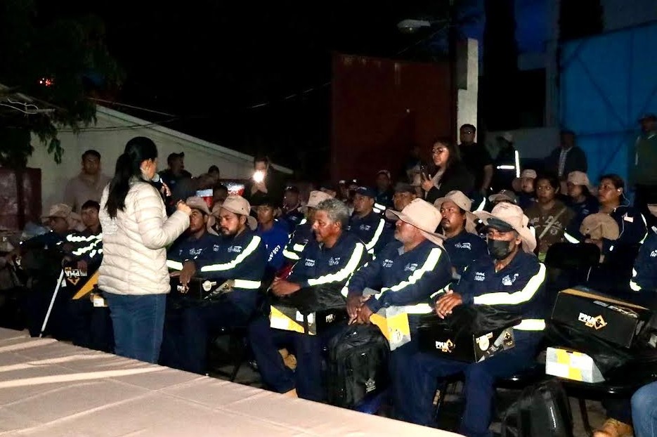 Entrega de uniformes en Atlixco