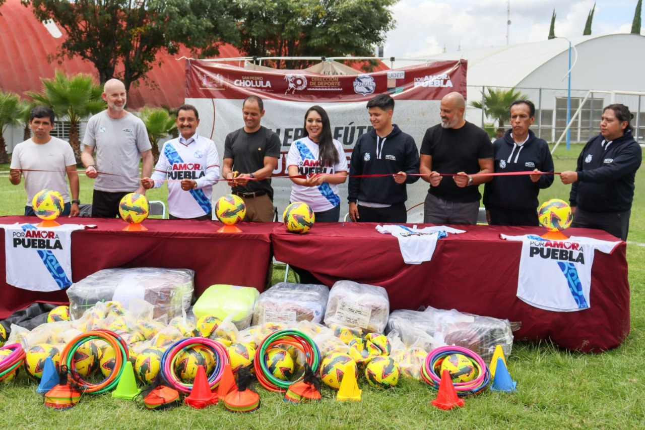 Inaugura Tonantzin Fernández talleres de fútbol del Club Puebla en San Pedro Cholula