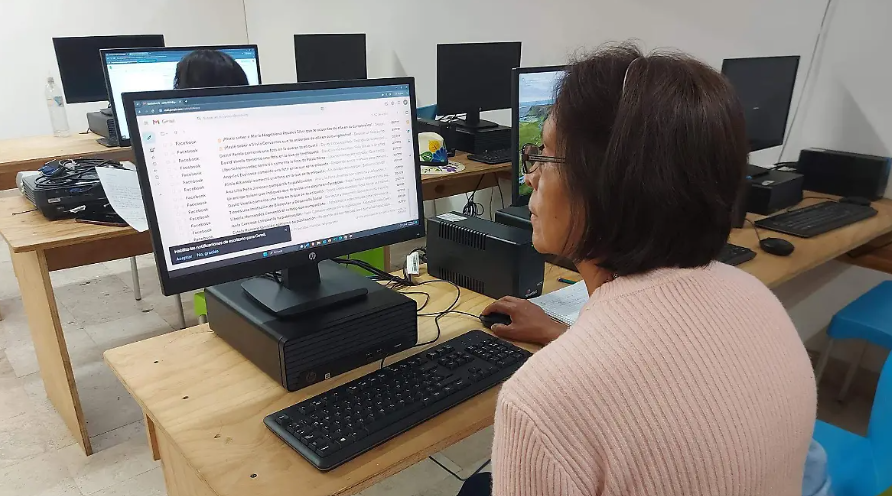 “La Colmena” ofrece taller gratuito para que adultos mayores naveguen seguros