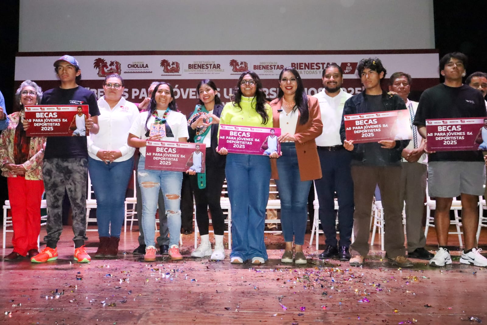 En compañía de Gaby “La Bonita” Sánchez, Tonantzin Fernández entrega becas a jóvenes deportistas y universitarios
