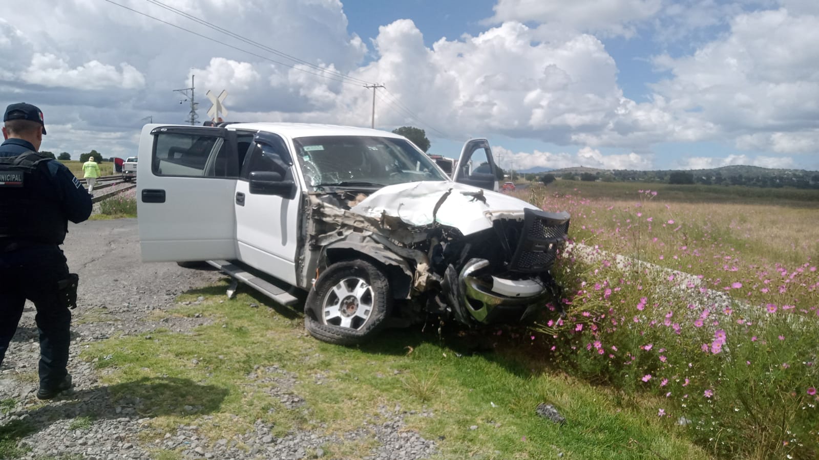 Camioneta intenta ganarle el paso al tren en Apizaco: tres heridos, entre ellos un menor de un año