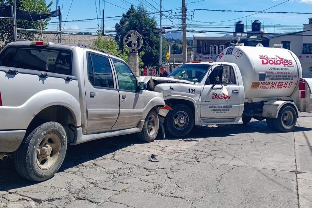 Policía de Tlaxcala controla choque entre vehículo y pipa de gas sin heridos