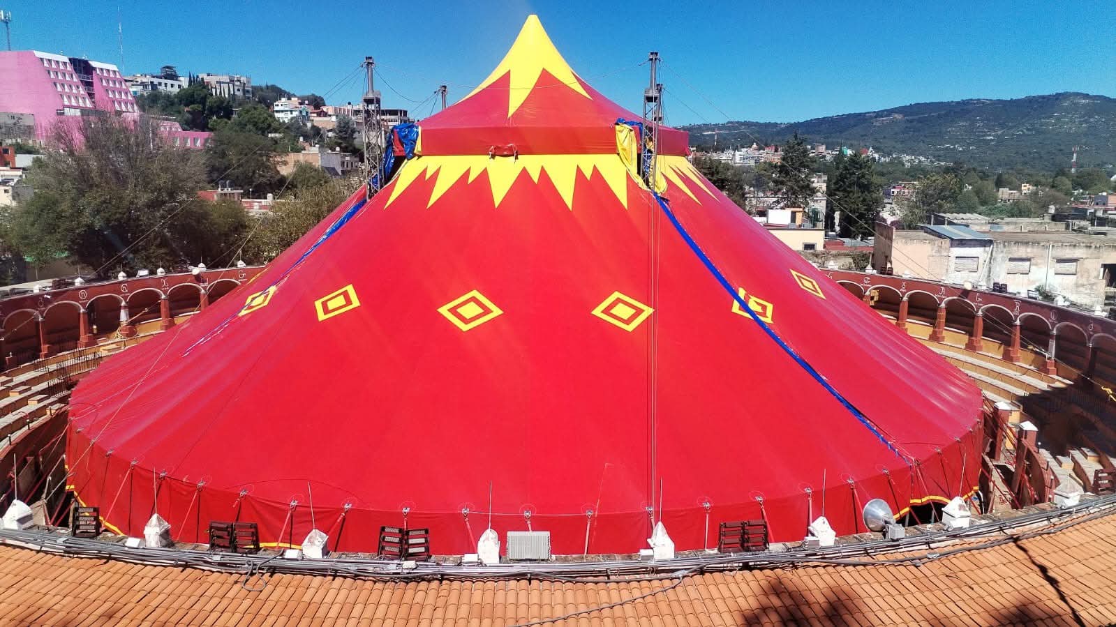 ¿Y el INAH? Instalan carpa de circo en Plaza de Toros de Tlaxcala
