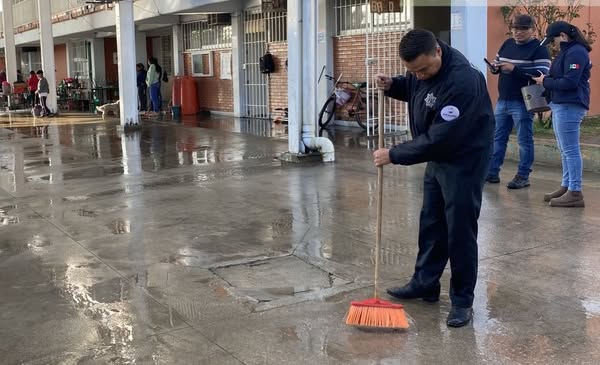 Policía Municipal de Coronango apoya en labores de limpieza en escuela afectada por lluvias