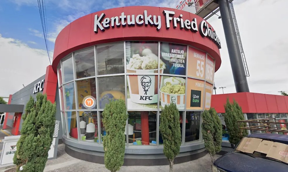 Robo con lujo de violencia en KFC