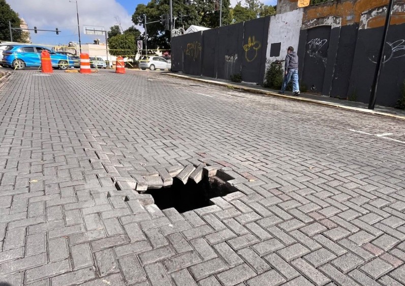 Socavón provoca cierre vial