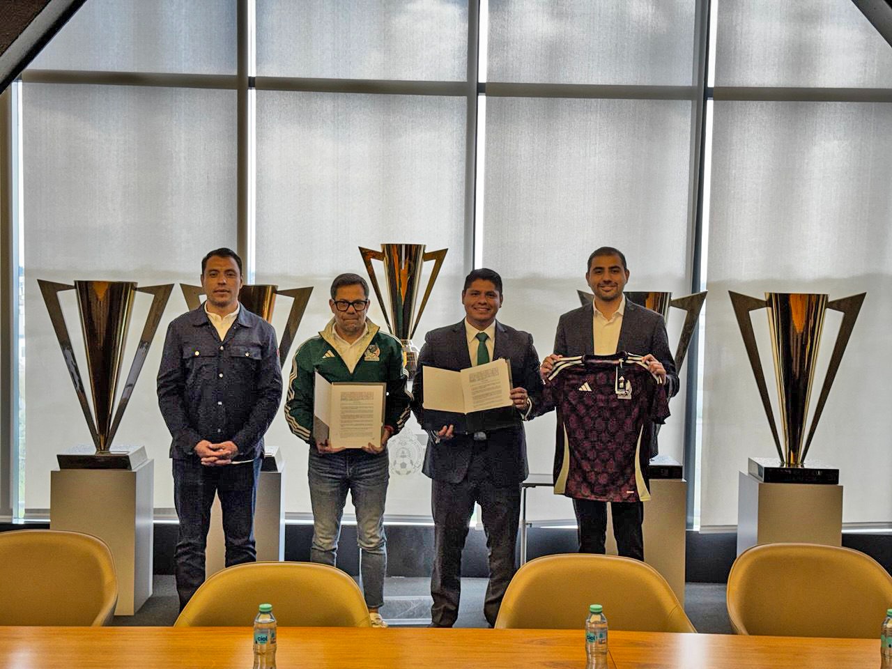 Omar Muñoz firma convenio de colaboración con la FEMEXFUT