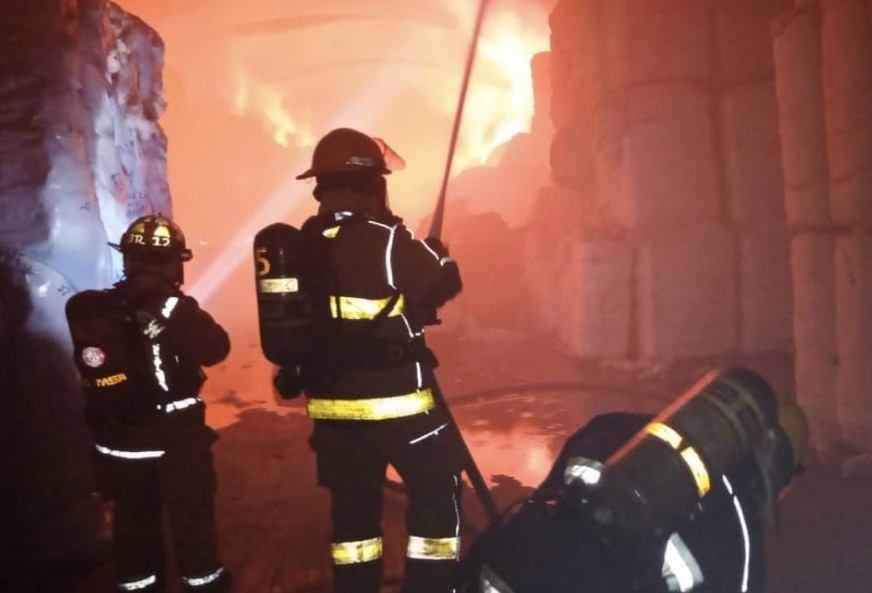 Incendio consume bodega en Parque Industrial La Resurrección