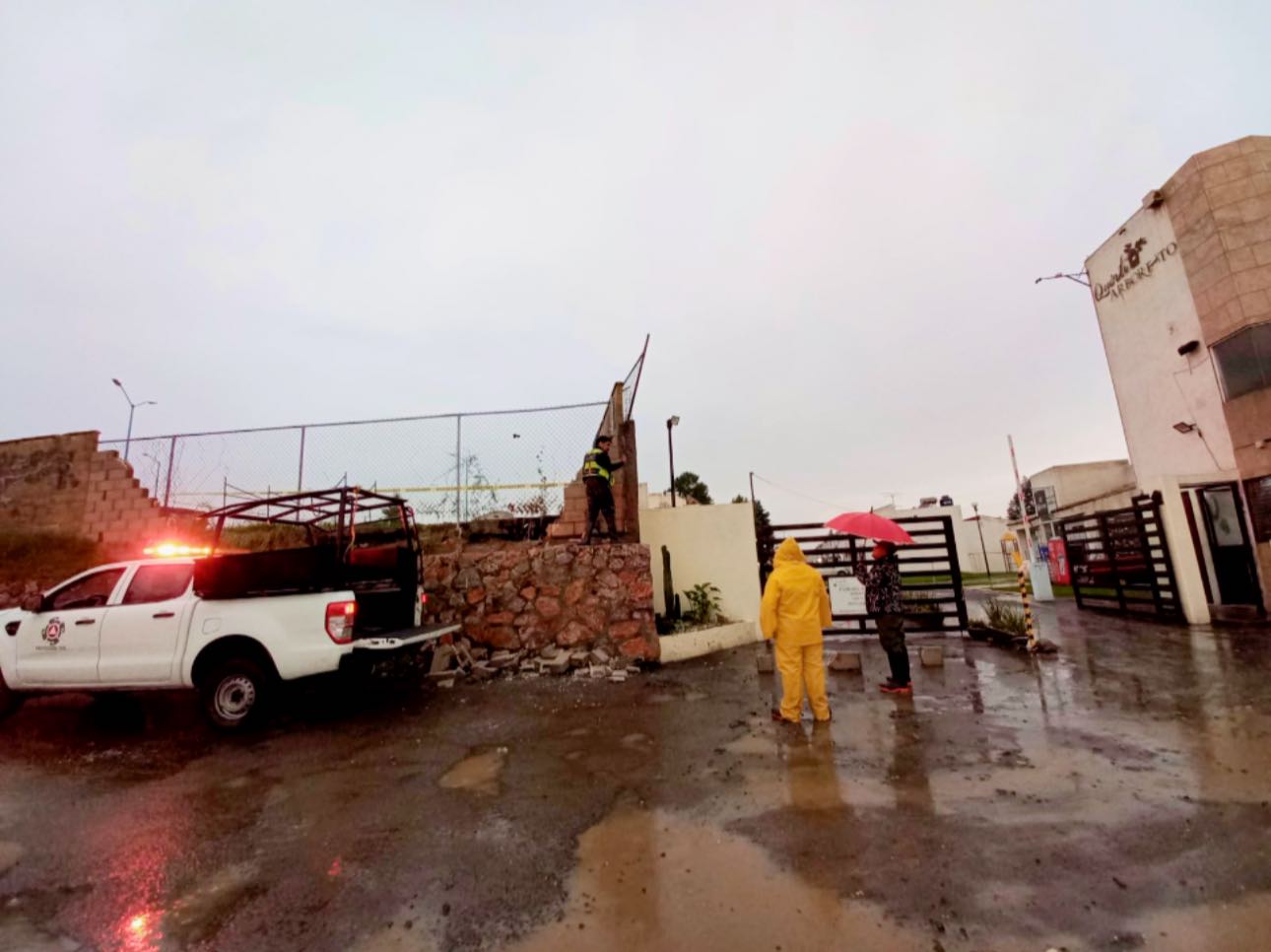 Acude Omar Muñoz a supervisar zonas afectadas de Cuautlancingo tras intensas lluvias 
