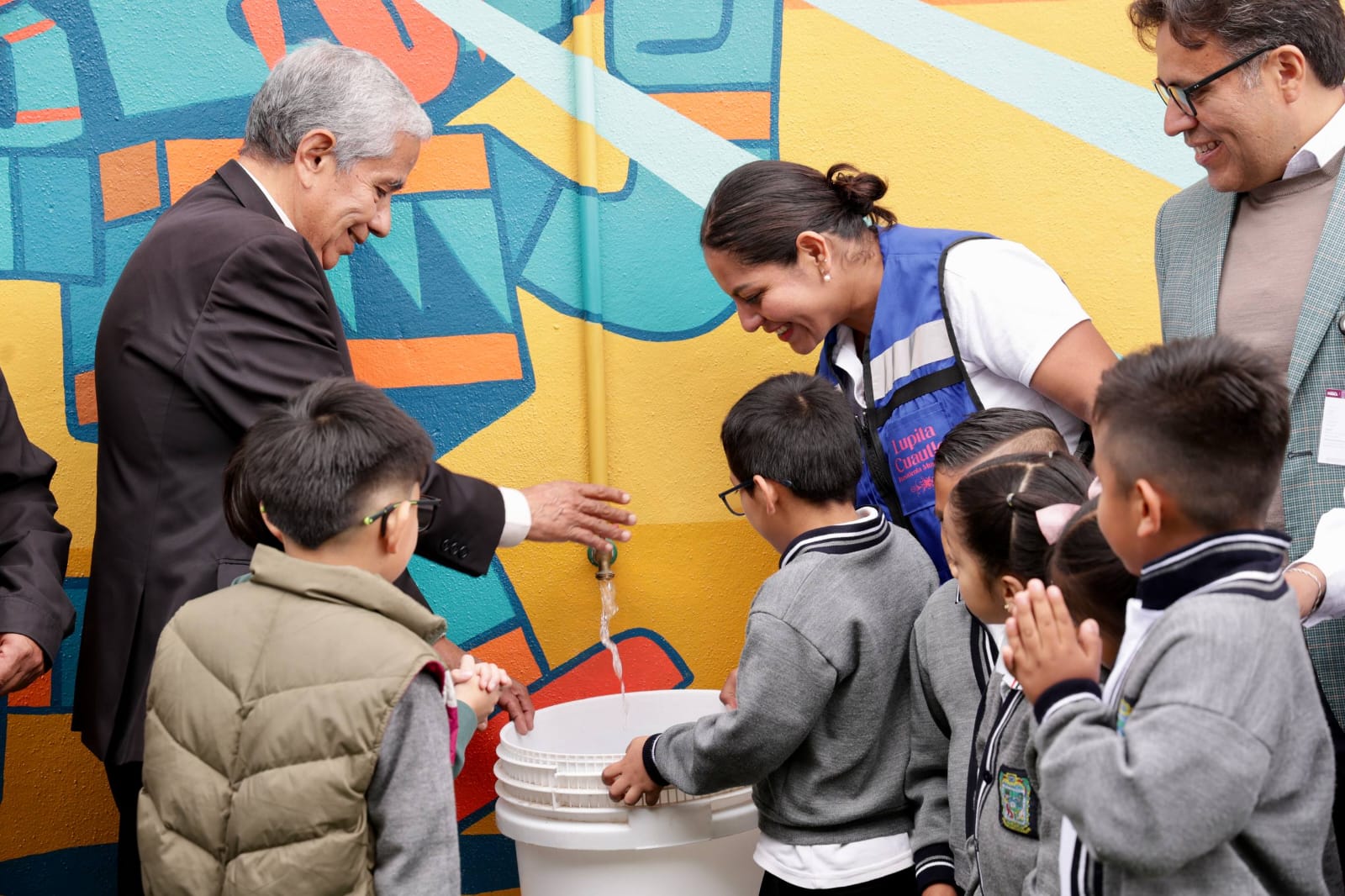 Promueve Lupita Cuautle conciencia ambiental en escuelas con mecanismos de captación de agua