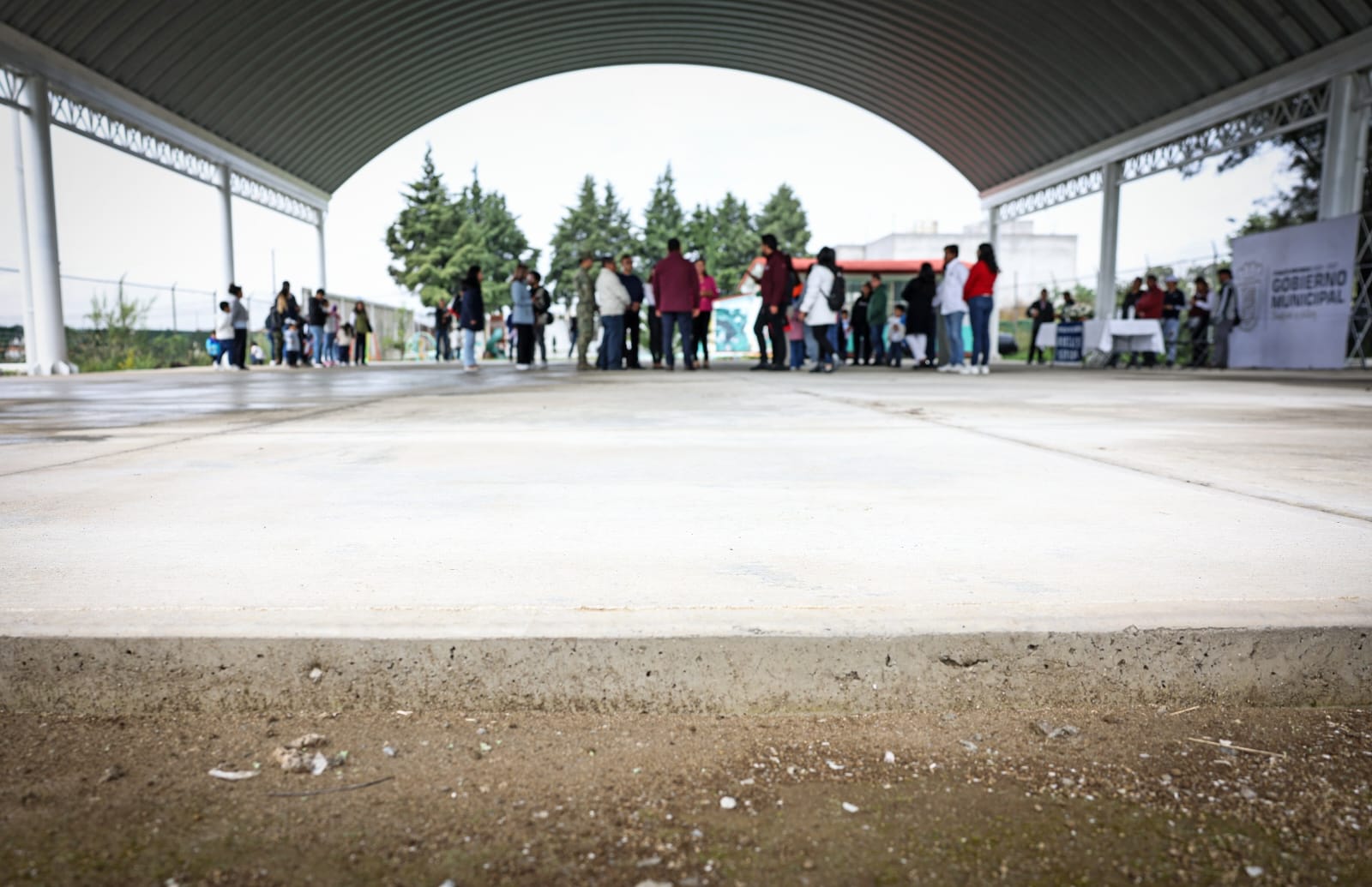Omar Muñoz entrega explanada cívica del preescolar Aquiles Serdán